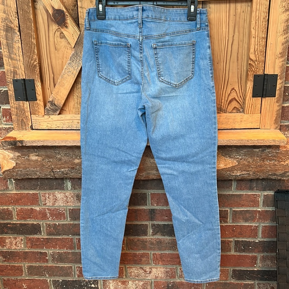 Women’s Old Navy super skinny jeans - Picture 3 of 4